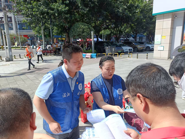 溫江區(qū)司法局公平司法所開展“送法進(jìn)社區(qū)”法治宣傳活動(dòng)，提供專業(yè)社會(huì)經(jīng)濟(jì)咨詢服務(wù)